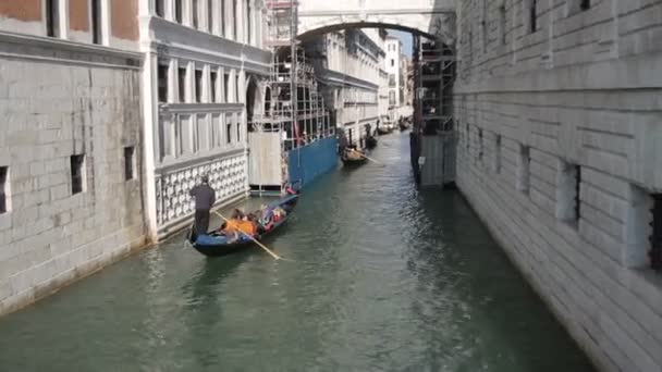 Gondels in het Grand Canal — Stockvideo