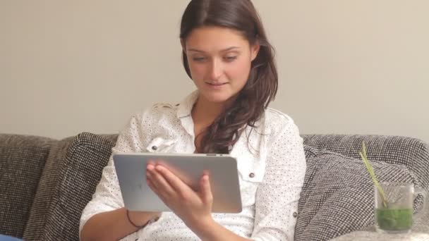 Leitura feminina em tablet digital — Vídeo de Stock