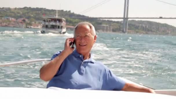 Man ringer på yacht — Stockvideo