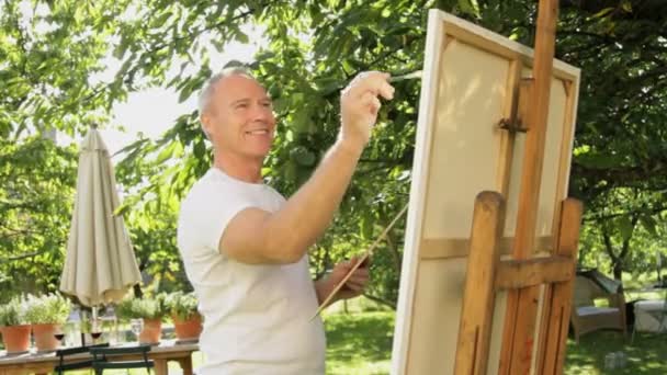 Férfi festészet, kert — Stock videók