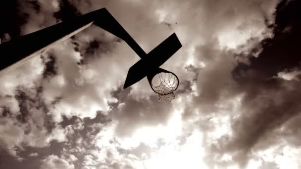 Joueur de basket plongeant basket — Video