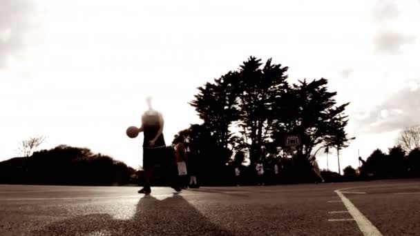 Kosárlabda játékos dunking kosárlabda — Stock videók