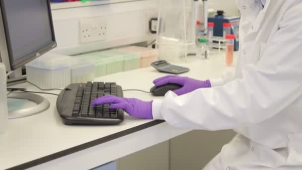 Femme scientifique tapant sur le clavier — Video