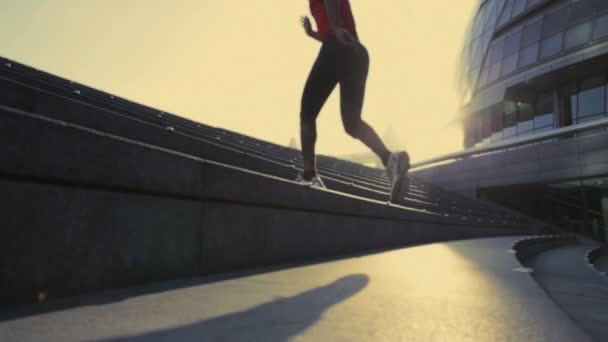 Läufer auf Stufen Rathaus London — Stockvideo