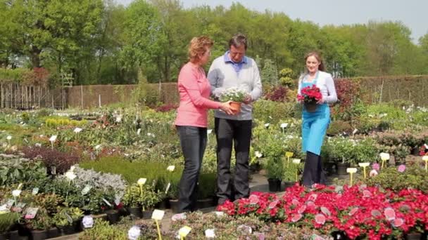 Centro de jardín empleado — Vídeos de Stock