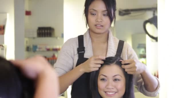 Hairdresser styling hair — Stock Video