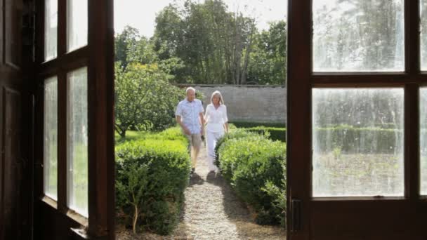 Paar spaziert im Garten — Stockvideo