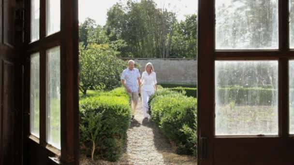 Paar wandelen in de tuin — Stockvideo