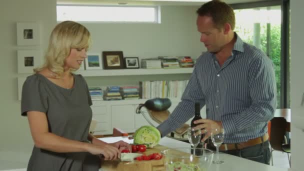 Couple preparing salad — Stock Video