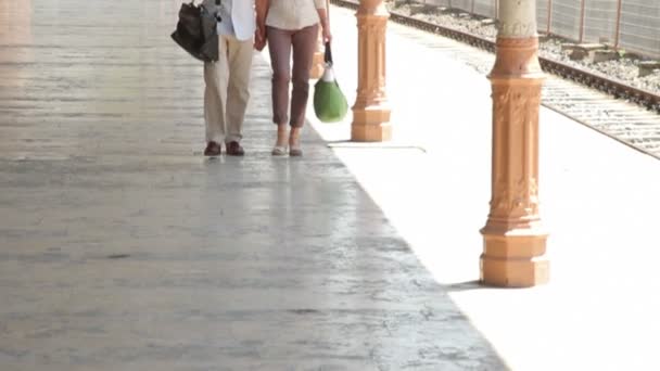 Ζευγάρι περπατά στην πλατφόρμα railstation — Αρχείο Βίντεο