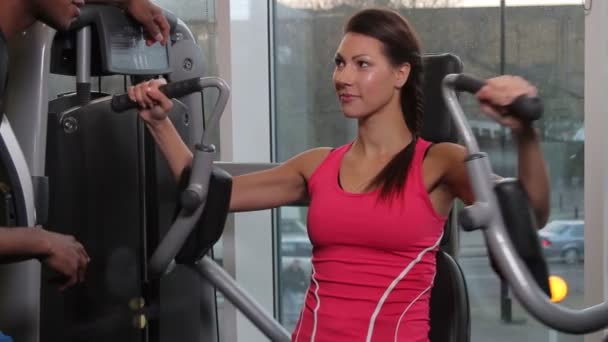 Mujer y entrenador en el gimnasio — Vídeo de stock