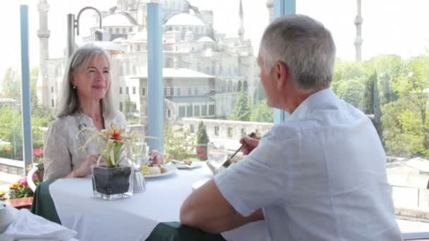 Seniorenpaar genießt Mittagessen — Stockvideo