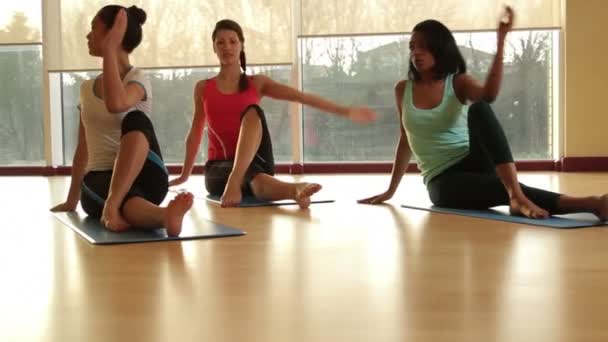 Studenter som utövar yoga — Stockvideo