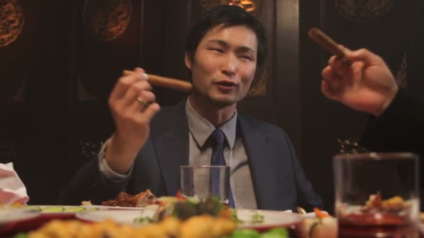 Hommes d'affaires griller des verres et fumer — Video