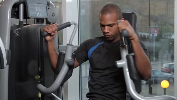 Man trainen in de sportschool — Stockvideo