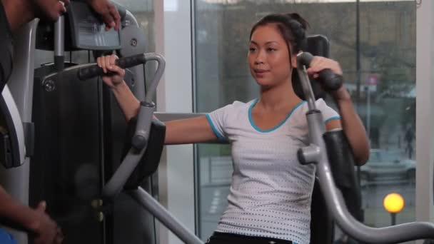 Mujer y entrenador en el gimnasio — Vídeo de stock