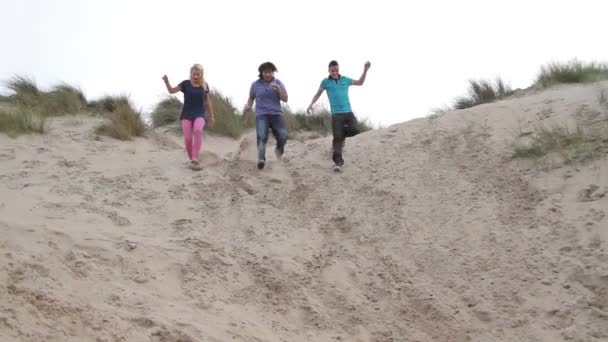 Running down the dunes — Stock Video