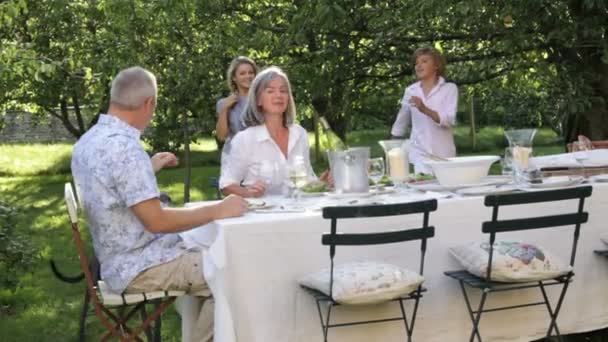 Famille autour de la table pour le dîner — Video