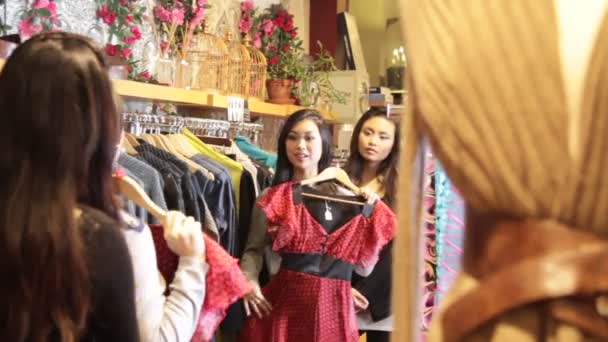 Mulheres na loja de roupas — Vídeo de Stock