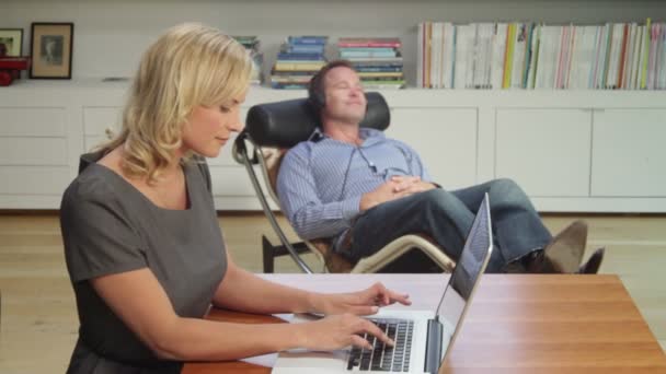 Frau arbeitet am Laptop — Stockvideo