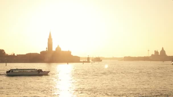 Bateaux devant l'église — Video