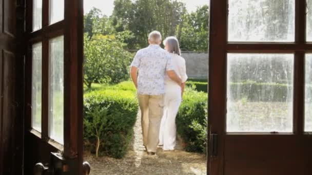 Pareja caminando en el jardín — Vídeos de Stock