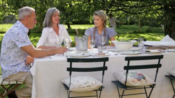 夕食のテーブルを囲んで家族 — ストック動画