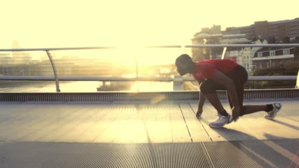 Mężczyzna pozycje startowe na Millennium bridge — Wideo stockowe