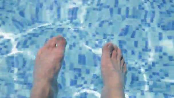 Nohy v bazénu — Stock video
