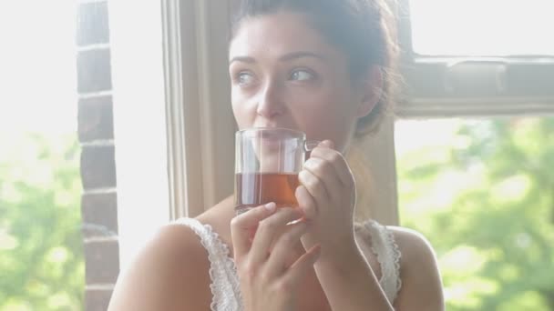 Mujer bebiendo té — Vídeos de Stock