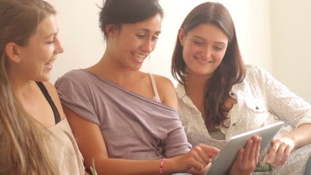 Amici guardando tablet digitale — Video Stock