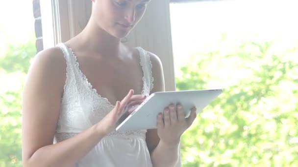 Femme travaillant sur tablette numérique — Video