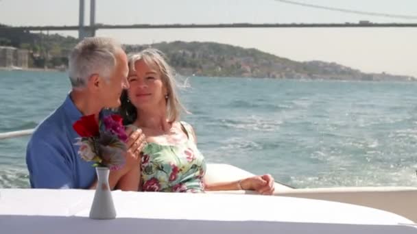 Äldre par embracing på en yacht — Stockvideo