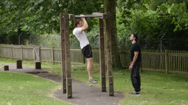 Trainer gibt Anweisungen — Stockvideo