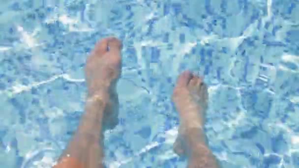 在游泳池的脚 — 图库视频影像