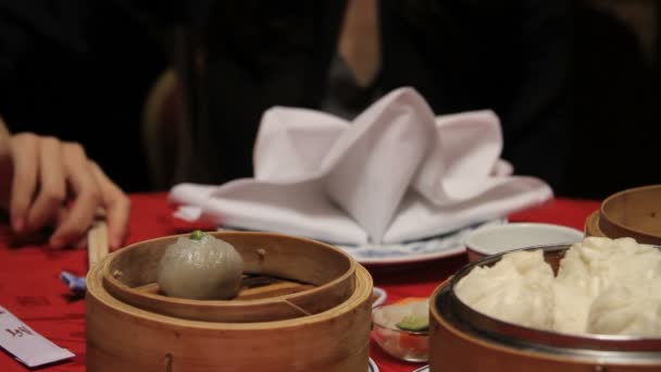 Vrouwelijke eten dim sum — Stockvideo