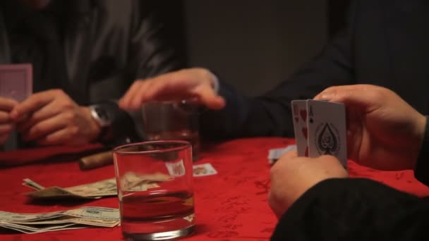 Empresários e mulheres jogando cartas — Vídeo de Stock