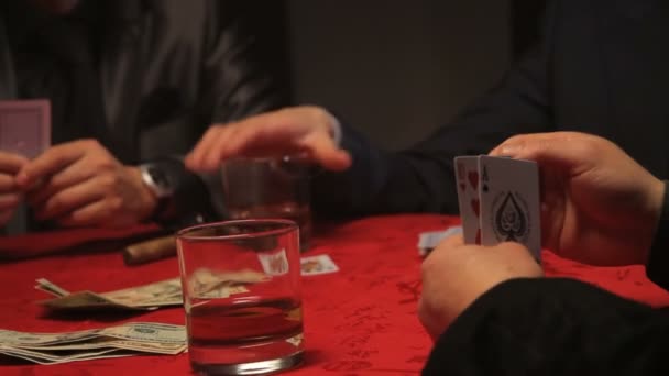 Geschäftsleute und Kartenspielerinnen