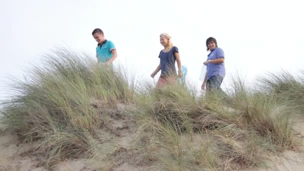 Teenagers volunteering cleanup — Stock Video