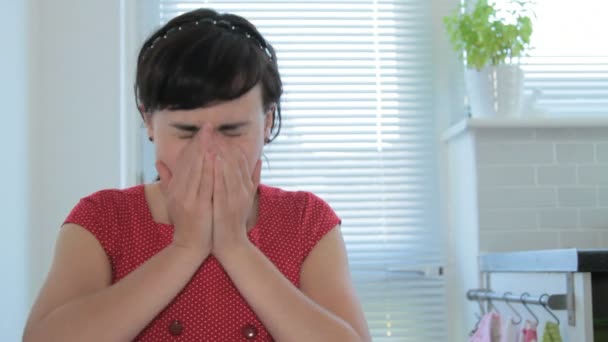 Mujer joven estornudando — Vídeos de Stock