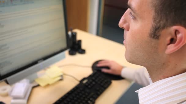 Hombre trabajando en el ordenador — Vídeos de Stock