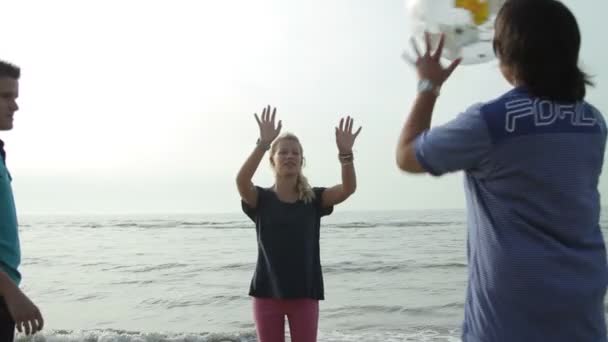 Teenagers playing on beach — Stock Video