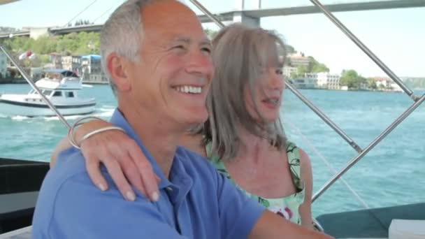 Kapitein en vrouwelijke op nautische vaartuig — Stockvideo