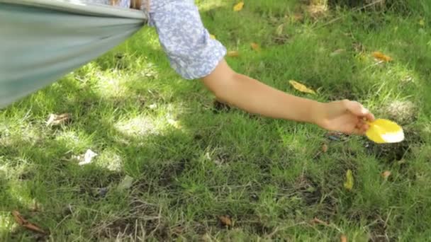 Adolescent dans hamac relaxant — Video