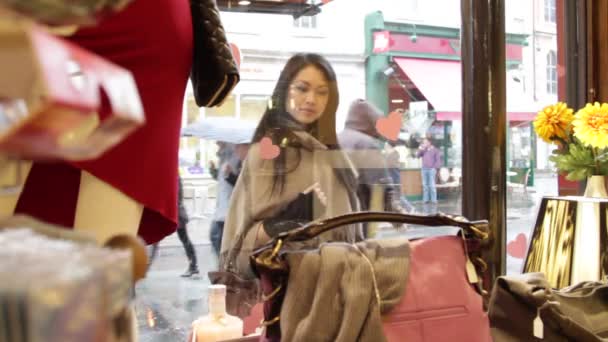 Mujer mirando la pantalla de la ventana — Vídeos de Stock