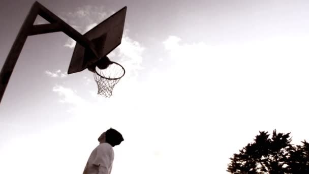 バスケットにバスケット ボールを液体につけることの選手 — ストック動画