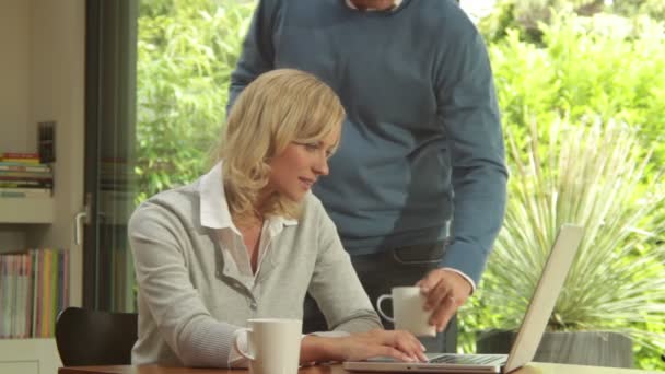 Masculino e feminino olhando para o computador — Vídeo de Stock