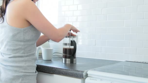 Mujer vertiendo café — Vídeo de stock