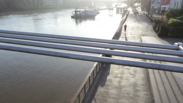 Coureur sur remblai sous un pont millénaire — Video