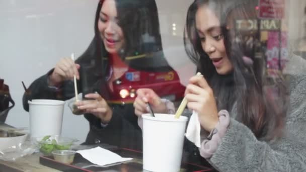 Vrouwtjes eten in restaurant — Stockvideo